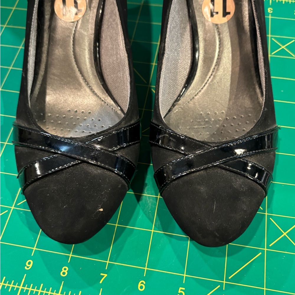 Elegant Black W 11 Life Stride Kitten Heel Pump patent leather and suade-like